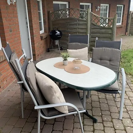 With 2 Bedrooms Semesterbostad